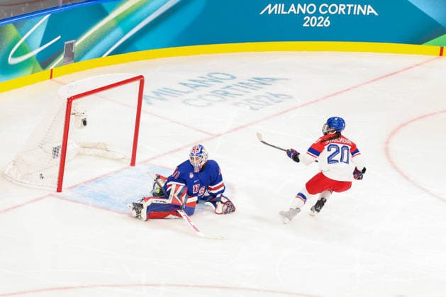 February 5, 2026, Milan, Lombardy, Italy: BARBORA JURICKOVA of Czechia shoots and scores her side s first goal in the Women s Preliminary Round Group A game between Team United States and Team Czechia at the Milano Cortina 2026 Winter Olympic Games, Olympische Spiele, Olympia, OS USA won the game 5:1. Milan Italy - ZUMAc179 20260205_oly_c179_123 Copyright: xMickaelxChavetx