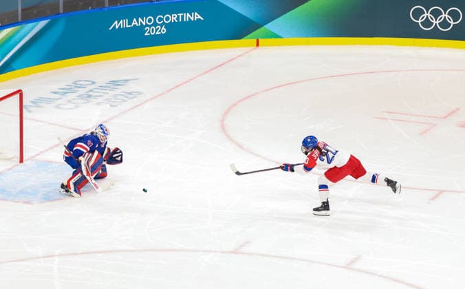 February 5, 2026, Milan, Lombardy, Italy: BARBORA JURICKOVA of Czechia shoots and scores her side s first goal in the Women s Preliminary Round Group A game between Team United States and Team Czechia at the Milano Cortina 2026 Winter Olympic Games, Olympische Spiele, Olympia, OS USA won the game 5:1. Milan Italy - ZUMAc179 20260205_oly_c179_124 Copyright: xMickaelxChavetx