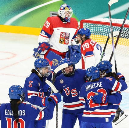 February 5, 2026, Milan, Lombardy, Italy: HAYLEY SCAMURRA 16 of Team USA celebrates with her teammates after scoring her side s third goal in the Women s Preliminary Round Group A game between Team United States and Team Czechia at the Milano Cortina 2026 Winter Olympic Games, Olympische Spiele, Olympia, OS USA won the game 5:1. Milan Italy - ZUMAc179 20260205_oly_c179_109 Copyright: xMickaelxChavetx