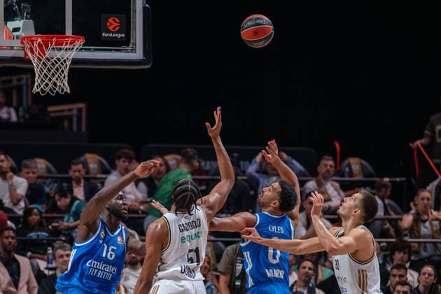 Dubai Basketball v Real Madrid - EuroLeague DUBAI, UNITED ARAB EMIRATES - FEBRUARY 5: Trey Lyles of Real Madrid in action against Bruno Caboclo of Dubai Basketball during the EuroLeague 2025–26 regular season game at Coca-Cola Arena in Dubai, United Arab Emirates on February 5, 2026. Waleed Zein Anadolu Dubai United Arab Emirates. Editorial use only. Please get in touch for any other usage.  Copyright: x2026xAnadoluxWaleedxZeinx