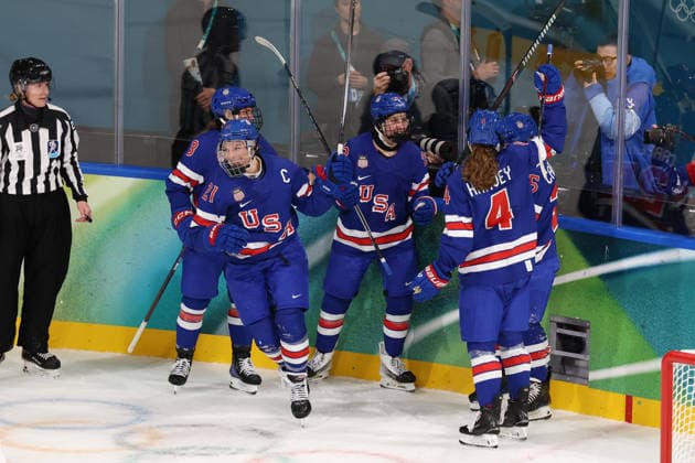 February 5, 2026, Milan, Lombardy, Italy: HILARY KNIGHT 21 of Team USA celebrates with her teammates after scoring her side s fourth goal in the Women s Preliminary Round Group A game between Team United States and Team Czechia at the Milano Cortina 2026 Winter Olympic Games, Olympische Spiele, Olympia, OS USA won the game 5:1. Milan Italy - ZUMAc179 20260205_oly_c179_129 Copyright: xMickaelxChavetx