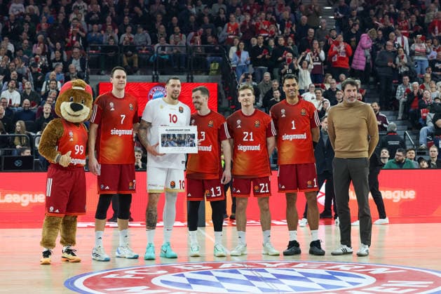 Honoring the European champions Daniel Theis AS Monaco, 10 before the game with Alex Mumbru head coach German national basketball team and Johannes Voigtmann FC Bayern Basketball, 07 , Andreas Obst FC Bayern Basketball, 13 , Justuz Hollatz FC Bayern Basketball, 21 and Oscar da Silva FC Bayern Basketball, 01 , GER, FC Bayern Basketball vs AS Monaco, Basketball, Euroleague, Matchday 27, Season 2025 2026, 05 02 2026, GER, FC Bayern Basketball vs AS Monaco, Basketball, Euroleague, Matchday 27, Season 2025 2026, 05 02 2026 Munich Copyright: xEibner-Pressefoto JennixMaulx EP_JML