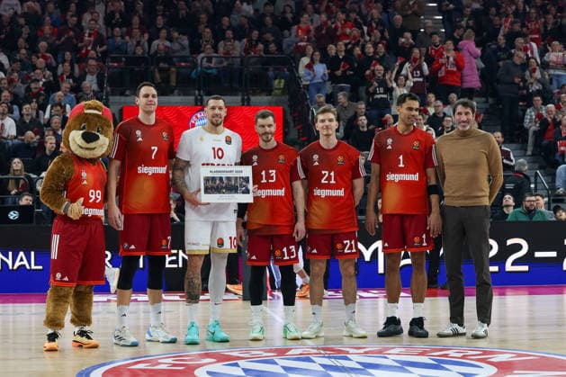 Honoring the European champions Daniel Theis AS Monaco, 10 before the game with Alex Mumbru head coach German national basketball team and Johannes Voigtmann FC Bayern Basketball, 07 , Andreas Obst FC Bayern Basketball, 13 , Justuz Hollatz FC Bayern Basketball, 21 and Oscar da Silva FC Bayern Basketball, 01 , GER, FC Bayern Basketball vs AS Monaco, Basketball, Euroleague, Matchday 27, Season 2025 2026, 05 02 2026, GER, FC Bayern Basketball vs AS Monaco, Basketball, Euroleague, Matchday 27, Season 2025 2026, 05 02 2026 Munich Copyright: xEibner-Pressefoto JennixMaulx EP_JML