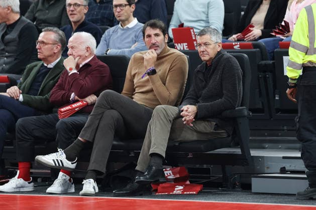 Alex Mumbru Head Coach German National Basketball Team with Herbert Hainer FC Bayern Muenchen, President , GER, FC Bayern Basketball vs AS Monaco, Basketball, Euroleague, Matchday 27, Season 2025 2026, 05 02 2026, GER, FC Bayern Basketball vs AS Monaco, Basketball, Euroleague, Matchday 27, Season 2025 2026, 05 02 2026 Muenchen Copyright: xEibner-Pressefoto JennixMaulx EP_JML