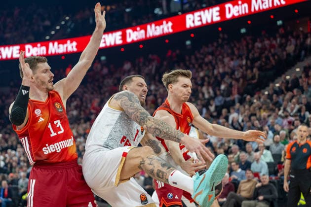 Andreas Obst 13 FC Bayern Basketball in duel with Daniel Theis 10 AS Monaco Basket , Justus Hollatz 21 FC Bayern Basketball , FC Bayern Basketball vs AS Monaco Basket, EuroLeague 27 Matchday, 05 02 2026 Munich Bavaria Germany Copyright: xkolbert-press UlrichxGamelx