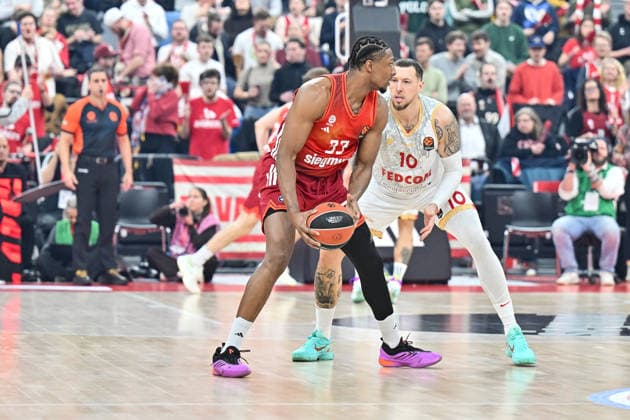 EuroLeague Baketball FC Bayern München Basketball AS Monaco Basket, 05 02 2026 MUNICH, GERMANY 05 FEBRUARY in the duel David McCORMACK FC Bayern Basketball 33 and Daniel THEIS AS Monaco Basket 10 during the match between FC Bayern Basketball and AS Monaco Basket on matchday 27 of the EuroLeague at SAP GARDEN Copyright: xBEAUTIFULxSPORTS Goldbergx
