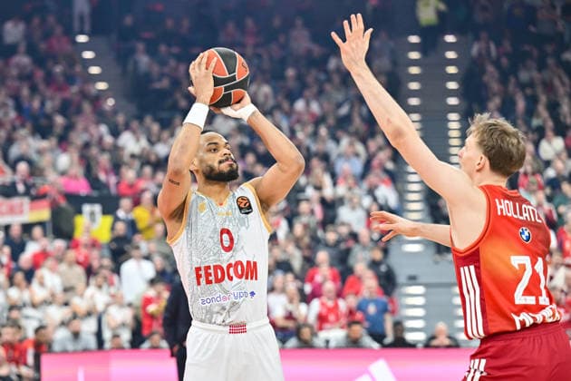 EuroLeague Baketball FC Bayern München Basketball AS Monaco Basket, 05 02 2026 MUNICH, GERMANY 05 FEBRUARY in the duel Elie OKOBO AS Monaco Basket 0 and Justus HOLLATZ FC Bayern Basketball 21 during the match between FC Bayern Basketball and AS Monaco Basket on matchday 27 of the EuroLeague at SAP GARDEN Copyright: xBEAUTIFULxSPORTS Goldbergx