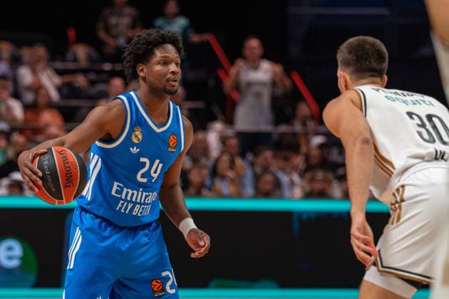 Dubai Basketball v Real Madrid - EuroLeague: DUBAI, UNITED ARAB EMIRATES – FEBRUARY 5: Real Madrid s Andres Feliz competes for the ball with Filip Petrusev of Dubai Basketball during the EuroLeague 2025–26 regular season game at Coca-Cola Arena in Dubai, United Arab Emirates on February 5, 2026. Waleed Zein Anadolu Dubai United Arab Emirates. Editorial use only. Please get in touch for any other usage.  Copyright: x2026xAnadoluxWaleedxZeinx