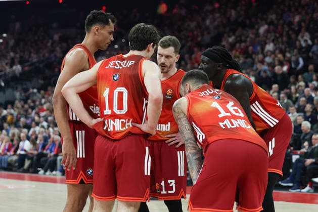Team meeting, Justinian Jessup FC Bayern Basketball, 10 with Oscar da Silva FC Bayern Basketball, 01 and Andreas Obst FC Bayern Basketball, 13 , with Wenyen Gabriel FC Bayern Basketball, 32 and Stefan Jovic FC Bayern Basketball, 16 , GER, FC Bayern Basketball vs AS Monaco, Basketball, Euroleague, Matchday 27, 2025 2026 season, 05 02 2026, GER, FC Bayern Basketball vs AS Monaco, Basketball, Euroleague, Matchday 27, 2025 2026 season, 05 02 2026 Munich Copyright: xEibner-Pressefoto JennixMaulx EP_JML