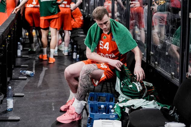 Germany Basketball EuroCup Season 2025 26 17 Matchday Veolia Towers Hamburg vs Cedevita Olimpija Ljubljana Inselpark Arena Hamburg Injured Thomas Kennedy Cedevita Olimpija Ljubljana, 54 , thick ice pack on foot Copyright: xStefanxTrochax