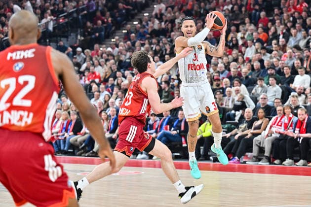 EuroLeague Baketball FC Bayern München Basketball AS Monaco Basket, 05 02 2026 MUNICH, GERMANY 05 FEBRUARY in the duel Justianian JESSUP FC Bayern Basketball 10 and Matthew STRAZEL AS Monaco Basket 32 during the match between FC Bayern Basketball and AS Monaco Basket on matchday 27 of the EuroLeague at SAP GARDEN Copyright: xBEAUTIFULxSPORTS Goldbergx