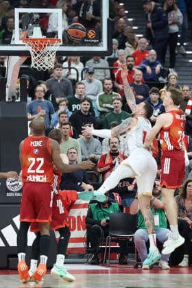 Daniel Theis AS Monaco, 10 at the basket, with Justuz Hollatz FC Bayern Basketball, 21 and Isiaha Mike FC Bayern Basketball, 22 , GER, FC Bayern Basketball vs AS Monaco, Basketball, Euroleague, Matchday 27, 2025 2026 season, 05 02 2026, GER, FC Bayern Basketball vs AS Monaco, Basketball, Euroleague, Matchday 27, 2025 2026 season, 05 02 2026 Munich Copyright: xEibner-Pressefoto JennixMaulx EP_JML