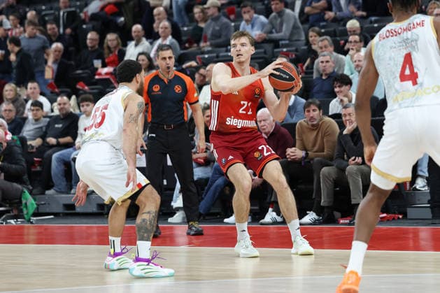Justuz Hollatz FC Bayern Basketball, 21 with Mike James AS Monaco, 55 , GER, FC Bayern Basketball vs AS Monaco, Basketball, Euroleague, Matchday 27, Season 2025 2026, 05 02 2026, GER, FC Bayern Basketball vs AS Monaco, Basketball, Euroleague, Matchday 27, Season 2025 2026, 05 02 2026 Munich Copyright: xEibner-Pressefoto JennixMaulx EP_JML