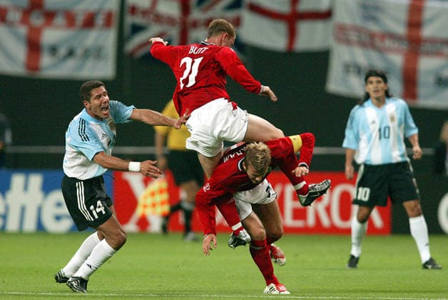 Argentina V England, FIFA World Cup, WM, Weltmeisterschaft, Fussball Finals 2002 Group F Diego Simeone of Argentina, Nicky Butt of England and David Beckham of England in strange looking challenge during the FIFA World Cup Finals 2002 Group F match between Argentina and England at Sapporo Dome on June 7, 2002 in Sapporo, Japan. Sapporo Sapporo Dome Japan Japan Copyright: xAllstarxPicturexLibraryxLtdx