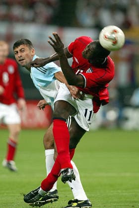 Argentina V England, FIFA World Cup, WM, Weltmeisterschaft, Fussball Finals 2002 Group F Walter Samuel of Argentina and Emile Heskey of England challenge during the FIFA World Cup Finals 2002 Group F match between Argentina and England at Sapporo Dome on June 7, 2002 in Sapporo, Japan. Sapporo Sapporo Dome Japan Japan Copyright: xAllstarxPicturexLibraryxLtdx
