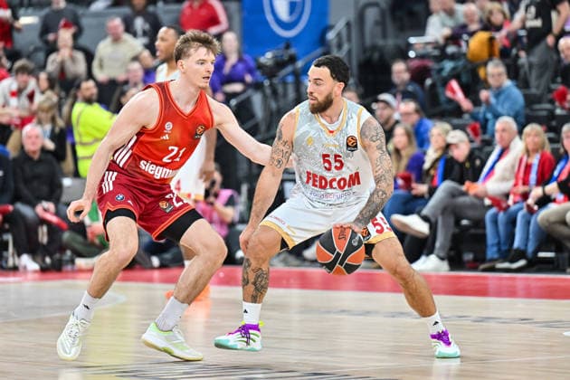 EuroLeague Baketball FC Bayern München Basketball AS Monaco Basket, 05 02 2026 MUNICH, GERMANY 05 FEBRUARY in the duel Justus HOLLATZ FC Bayern Basketball 21 and Mike JAMES AS Monaco Basket 55 during the match between FC Bayern Basketball and AS Monaco Basket on match day 27 of the EuroLeague at SAP GARDEN Copyright: xBEAUTIFULxSPORTS Goldbergx