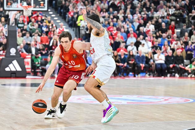 EuroLeague Baketball FC Bayern München Basketball AS Monaco Basket, 05 02 2026 MUNICH, GERMANY 05 FEBRUARY in the duel Neno Justianian JESSUP FC Bayern Basketball 10 and Mike JAMES AS Monaco Basket 55 during the match between FC Bayern Basketball and AS Monaco Basket on matchday 27 of the EuroLeague at SAP GARDEN Copyright: xBEAUTIFULxSPORTS Goldbergx