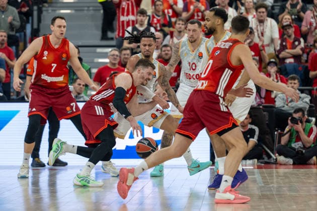 Andreas Obst 13 FC Bayern Basketball in duel with Matthew Strazel 32 AS Monaco Basket , FC Bayern Basketball vs AS Monaco Basket, EuroLeague 27 Matchday, 05 02 2026 Munich Bavaria Germany Copyright: xkolbert-press UlrichxGamelx