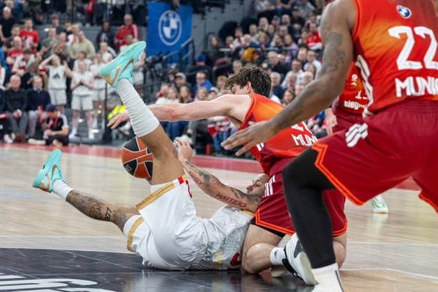 Matthew Strazel 32 AS Monaco Basket lies on the court, Justin Jessup 10 FC Bayern Basketball , FC Bayern Basketball vs AS Monaco Basket, EuroLeague 27 Matchday, 05 02 2026 Munich Bavaria Germany Copyright: xkolbert-press UlrichxGamelx
