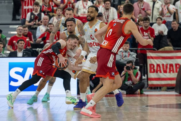 Andreas Obst 13 FC Bayern Basketball in duel with Matthew Strazel 32 AS Monaco Basket , FC Bayern Basketball vs AS Monaco Basket, EuroLeague 27 Matchday, 05 02 2026 Munich Bavaria Germany Copyright: xkolbert-press UlrichxGamelx