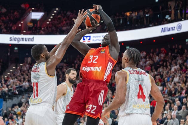 Alpha Diallo 11 AS Monaco Basket in duel with Wenyen Gabriel 32 FC Bayern Basketball , Jaron Blossomgame 4 AS Monaco Basket , FC Bayern Basketball vs AS Monaco Basket, EuroLeague 27 Matchday, 05 02 2026 Munich Bavaria Germany Copyright: xkolbert-press UlrichxGamelx