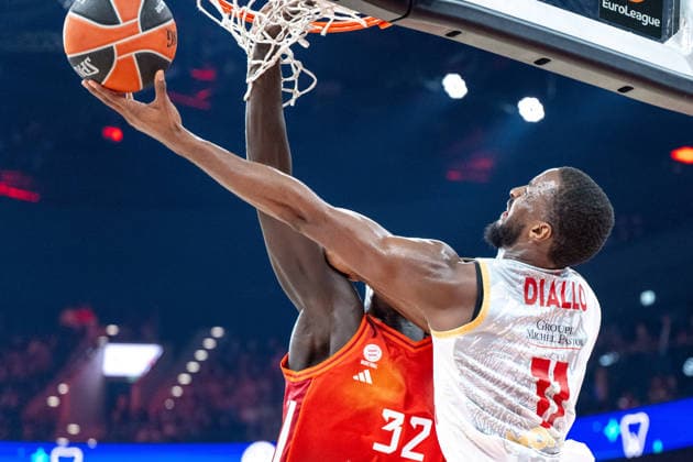 Wenyen Gabriel 32 FC Bayern Basketball has dei hand from below in the basket, Alpha Diallo 11 AS Monaco Basket , FC Bayern Basketball vs AS Monaco Basket, EuroLeague 27 Matchday, 05 02 2026 Munich Bavaria Germany Copyright: xkolbert-press UlrichxGamelx