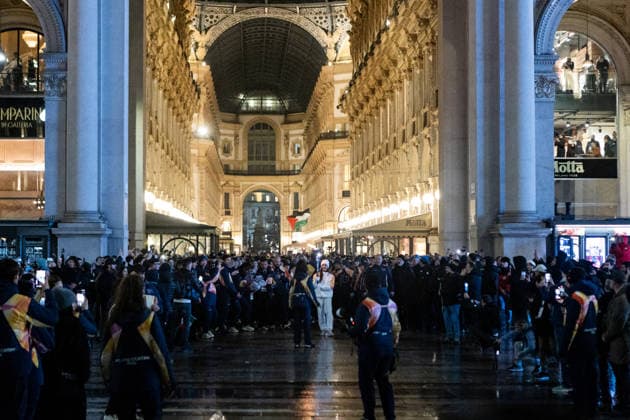 Olympic torch in Piazza Duomo, Milan MILAN, ITALY – FEBRUARY 5: The Olympic Flame, carried by torchbearers, reaches Piazza Duomo before thousands of people in Milan, Italy, on February 5, 2026. The flame departed from Olympia, Greece, on November 26, 2025, with the lighting of the traditional bonfire, before beginning a relay that lasted over two months, covering a route of approximately 12,000 kilometers through more than 300 municipalities. Andrea Carrubba Anadolu Milan Italy. Editorial use only. Please get in touch for any other usage.  Copyright: x2026xAnadoluxAndreaxCarrubbax