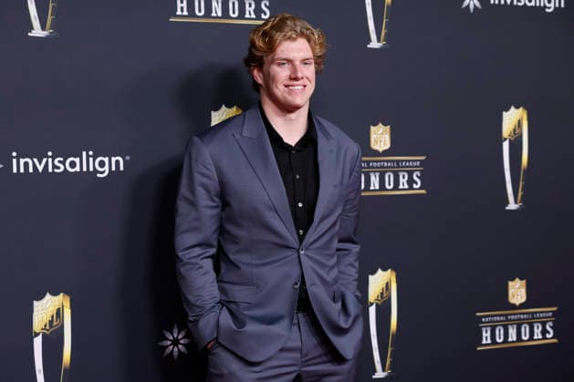 RECORD DATE NOT STATED Carson Schwesinger arrives on the red carpet at the 2026 NFL, American Football Herren, USA Honors presented by Invisalign in the days leading up to Super Bowl LX in San Francisco on Thursday, February 5, 2026. The New England Patriots will play the Seattle Seahawks in Super Bowl LX at Levi s Stadium in Santa Clara on Sunday, February 8, 2026.  SBP20260205345 JOHNxANGELILLO