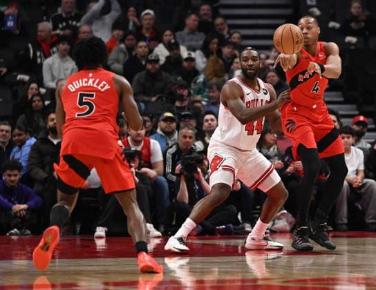 February 5, 2026, Toronto, On, Canada: Toronto Raptors Scottie Barnes (4) makes a pass to Immanuel Quickley (5) past Chicago Bulls Patrick Williams (44) during first half NBA, Basketball Herren, USA basketball game action in Toronto on Thursday, Feb. 5, 2026. Scottie Barnes, Immanuel Quickley, Patrick Williams  - ZUMAc35_ 20260205_zaf_c35_153 Copyright: xJonxBlackerx