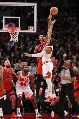 February 5, 2026, Toronto, On, Canada: Toronto Raptors Collin Murray-Boyles (top left) and Chicago Bulls Isaac Okoro (35) go up for a jump ball during second half NBA, Basketball Herren, USA basketball game action in Toronto on Thursday, Feb. 5, 2026. Collin Murray-Boyles, Issac Okoro  - ZUMAc35_ 20260205_zaf_c35_158 Copyright: xJonxBlackerx