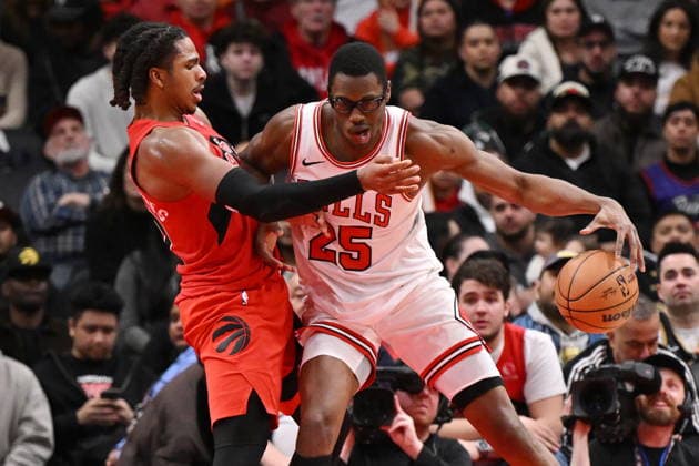 February 5, 2026, Toronto, On, Canada: Chicago Bulls Jalen Smith (25) battles against Toronto Raptors Collin Murray-Boyles (12) during second half NBA, Basketball Herren, USA basketball game action in Toronto on Thursday, Feb. 5, 2026. Jalen Smith, Collin Murray-Boyles  - ZUMAc35_ 20260205_zaf_c35_162 Copyright: xJonxBlackerx
