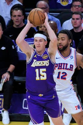 February 5, 2026, Los Angeles, California, USA: Austin Reaves 15 of the Los Angeles Lakers passes the ball as Trendon Watford 12 of the Philadelphia 76ers defends during their regular season NBA, Basketball Herren, USA game on Thursday February 5, 2026 at Crypto.com Arena in Los Angeles, California. ARIANA RUIZ PI Los Angeles USA - ZUMAp124 20260205_zaa_p124_003 Copyright: xArianaxRuizx
