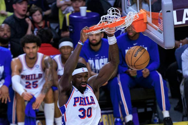 February 5, 2026, Los Angeles, California, USA: Adem Bona 30 of the Philadelphia 76ers dunks the ball during their regular season NBA, Basketball Herren, USA game against the Los Angeles Lakers on Thursday February 5, 2026 at Crypto.com Arena in Los Angeles, California. ARIANA RUIZ PI Los Angeles USA - ZUMAp124 20260205_zaa_p124_004 Copyright: xArianaxRuizx