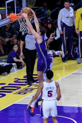 February 5, 2026, Los Angeles, California, USA: Maxi Kleber 14 of the Los Angeles Lakers dunks the ball as Quentin Grimes 5 of the Philadelphia 76ers looks on during their regular season NBA, Basketball Herren, USA game on Thursday February 5, 2026 at Crypto.com Arena in Los Angeles, California. ARIANA RUIZ PI Los Angeles USA - ZUMAp124 20260205_zaa_p124_010 Copyright: xArianaxRuizx