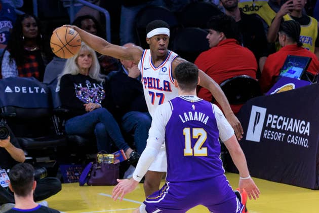 February 5, 2026, Los Angeles, California, USA: VJ Edgecombe 77 of the Philadelphia 76ers receives the ball as Jake LaRavia 12 of the Los Angeles Lakers guards during their regular season NBA, Basketball Herren, USA game on Thursday February 5, 2026 at Crypto.com Arena in Los Angeles, California. ARIANA RUIZ PI Los Angeles USA - ZUMAp124 20260205_zaa_p124_012 Copyright: xArianaxRuizx