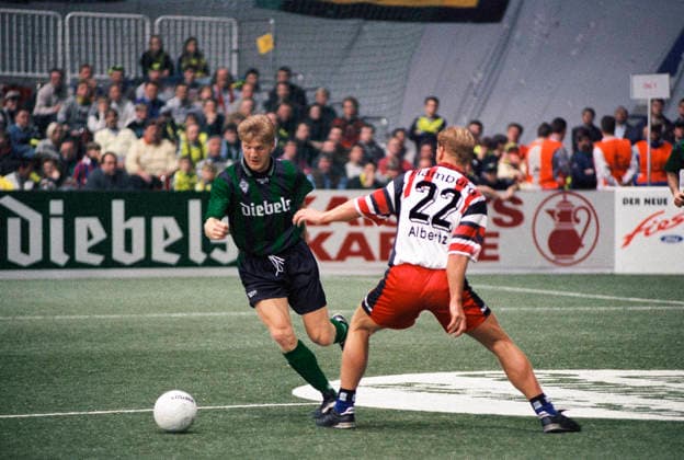 Fussball, Hallenmasters, Deutschland, Herren, Saison 1995 1996, Westfalenhalle Dortmund; Bor. Mönchengladbach - Hamburger SV: Stefan Effenberg (BMG), Jörg Albertz (HSV). Aktion *** Soccer, Indoor Championships, Germany, Men, Season 1995 1996, Westfalenhalle Dortmund Bor Mönchengladbach Hamburger SV Stefan Effenberg BMG , Jörg Albertz HSV Action