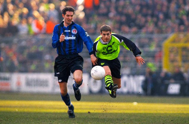 Fussball, Bundesliga, Deutschland, Herren, Saison 1995 1996, Westfalenstadion Dortmund, Bor. Dortmund - FC St. Pauli 1:0; Lars Ricken (BVB), Dirk Dammann (STP). Aktion *** Soccer, Bundesliga, Germany, Men, Season 1995 1996, Westfalenstadion Dortmund, Bor Dortmund FC St Pauli 1 0 Lars Ricken BVB , Dirk Dammann STP Action