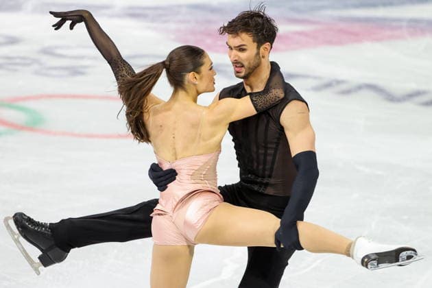 ITALY, MILAN - FEBRUARY 6, 2026: Ice dancers Laurence Fournier (L) and Guillaume Cizeron of France perform their rhythm dance during the team Figure skating, Eiskunstlauf event at Milano Ice Skating Arena as part of the 2026 Winter Olympic Games, Olympische Spiele, Olympia, OS Mikhail Tereshchenko TASS  88274645