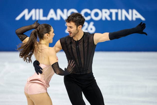 ITALY, MILAN - FEBRUARY 6, 2026: Ice dancers Laurence Fournier (L) and Guillaume Cizeron of France perform their rhythm dance during the team Figure skating, Eiskunstlauf event at Milano Ice Skating Arena as part of the 2026 Winter Olympic Games, Olympische Spiele, Olympia, OS Mikhail Tereshchenko TASS  88274646