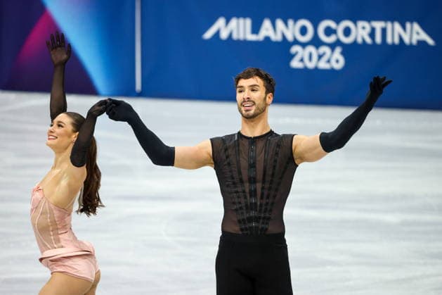 ITALY, MILAN - FEBRUARY 6, 2026: Ice dancers Laurence Fournier (L) and Guillaume Cizeron of France perform their rhythm dance during the team Figure skating, Eiskunstlauf event at Milano Ice Skating Arena as part of the 2026 Winter Olympic Games, Olympische Spiele, Olympia, OS Mikhail Tereshchenko TASS  88274651