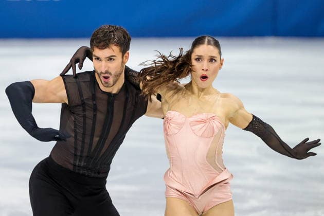 ITALY, MILAN - FEBRUARY 6, 2026: Ice dancers Laurence Fournier (R) and Guillaume Cizeron of France perform their rhythm dance during the team Figure skating, Eiskunstlauf event at Milano Ice Skating Arena as part of the 2026 Winter Olympic Games, Olympische Spiele, Olympia, OS Mikhail Tereshchenko TASS  88274648