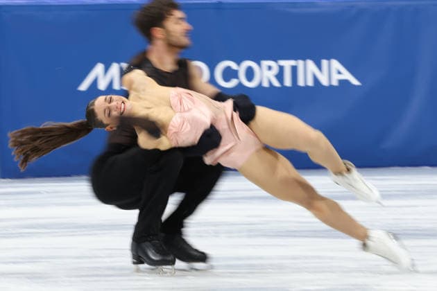 February 6, 2026, Milan, Lombardy, Italy: LAURENCE FOURNIER BEAUDRY and GUILLAUME CIZERON perform their Ice Dance Rhythm Dance during the Figure skating, Eiskunstlauf Team Event at the Milano Cortina 2026 Winter Olympic Games, Olympische Spiele, Olympia, OS Milan Italy - ZUMAc179 20260206_oly_c179_005 Copyright: xMickaelxChavetx