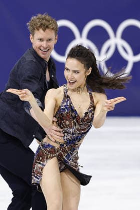 Milan Cortina Olympics: Figure skating, Eiskunstlauf American ice dancers Madison Chock (R) and Evan Bates perform their rhythm dance during the figure skating team event at the Milan Cortina Olympics at Milano Ice Skating Arena in Milan on Feb. 6, 2026.  A14AA0005248939P
