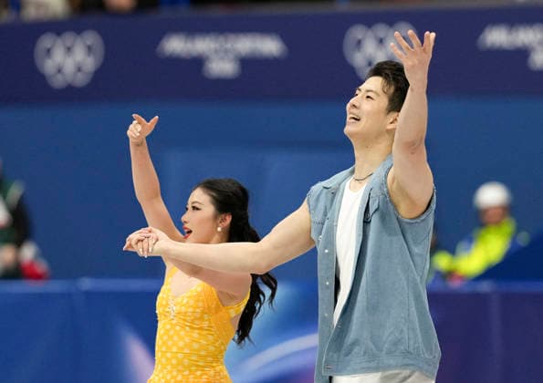 (260206) -- MILAN, Feb. 6, 2026 -- Wang Shiyue (L) Liu Xinyu of China greet spectators after performing during the Figure skating, Eiskunstlauf team event ice dance rhythm dance of the Milan-Cortina 2026 Olympic Winter games, Winterspiele,Spiele, Summer games in Milan, Italy, Feb. 6, 2026. ) (MICO2026)ITALY-MILAN-OLYMPIC WINTER GAMES-FIGURE SKATING-TEAM EVENT-ICE DANCE-RHYTHM DANCE ChengxMin 