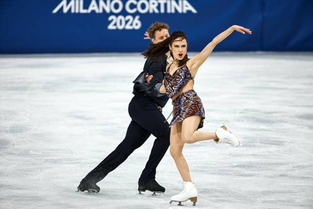 ITALY, MILAN - FEBRUARY 6, 2026: Ice dancers Madison Chock (R) and Evan Bates of the USA perform their rhythm dance during the team Figure skating, Eiskunstlauf event at Milano Ice Skating Arena as part of the 2026 Winter Olympic Games, Olympische Spiele, Olympia, OS Mikhail Tereshchenko TASS  88276596