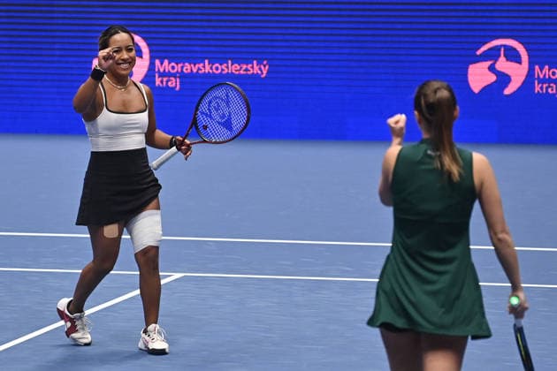 L-R Sabrina Santamari (USA) and Anastasia Detiucova (CZE) celebrate victory in the match against Madeleine Brooks (UK) and Shuo Feng (CHN) within the WTA, Tennis Damen women s tennis tournament Ostrava Open in Ostrava, Czech Republic, February 6, 2026. (CTKxPhoto JaroslavxOzana) CTKPhotoP2026020607142  CTKPhotoP2026020607142