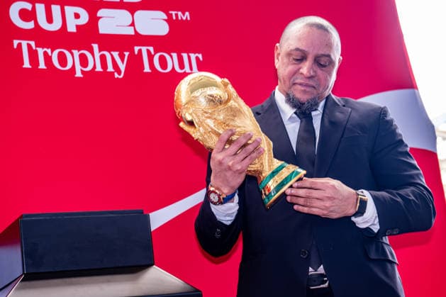 February 6, 2026, Porto, Porto, Portugal: PORTO, PORTUGAL - FEBRUARY 06: Former soccer player, ROBERTO CARLOS, is seen emotional looking into the trophy during the FIFA World Cup, WM, Weltmeisterschaft, Fussball Original Trophy Tour 2026 at Estadio do Dragao on February 6, 2026 in Porto, Portugal Porto Portugal - ZUMAl192 20260206_zsp_l192_015 Copyright: xMiguelxLemosx