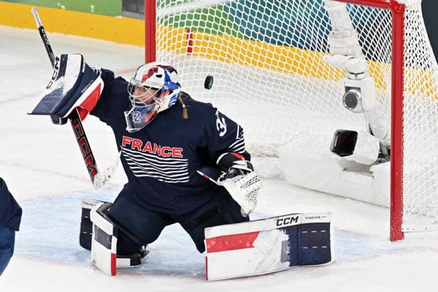 The Japan team celebrates the M. Ito (Japan) 1-2 score, Ice hockey, Eishockey - Women Prelim.Round Group B FRA 2 - 3 JPN (France 2- 3 Japan) at the Milano Ice Hockey Park during the Milano Cortina 2026 Olympic Winter games, Winterspiele,Spiele, Summer games 07 February 2026, Milan, Italy. Noxthirdxpartyxsales  aflo_318694696