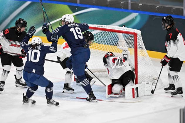 The France team celebrates theL.Baudrit (France) 1-1 score, Ice hockey, Eishockey - Women Prelim.Round Group B FRA 2 - 3 JPN (France 2- 3 Japan) at the Milano Ice Hockey Park during the Milano Cortina 2026 Olympic Winter games, Winterspiele,Spiele, Summer games 07 February 2026, Milan, Italy. Noxthirdxpartyxsales  aflo_318694938