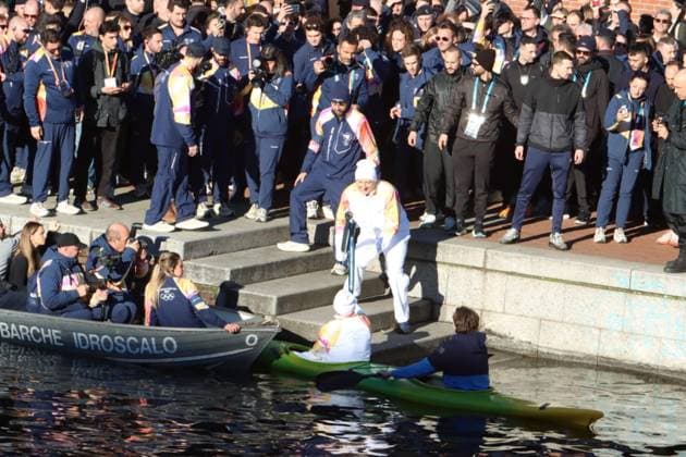 February 6, 2026, Milano: La fiamma olimpica portata dall ex canoista Antonio Rossi e arrivata in Darsena a Milano, accolta da migliaia di persone, e ha concluso il suo viaggio in attesa della cerimonia di questa sera a San Siro e dell accensione del braciere durante la cerimonia di apertura delle Olimpiadi invernali Milano-Cortina, Milano 6 febbraio 2026. ANSA PAOLO SALMOIRAGO - - - - - - - - - - - - - - - - - - - - - - - - - - - - - - - - - - - - - - - - - The Olympic flame carried by former canoeist Antonio Rossi arrived in Milan s Darsena district, welcomed by thousands of people, and concluded its journey ahead of tonight s ceremony at San Siro and the lighting of the cauldron during the opening ceremony of the Milan-Cortina Winter Olympics, Milan, February 6, 2026. ANSA PAOLO SALMOIRAGO Milano Cortina: La Fiamma Olimpica Sui Navigli Tra Migliaia Di Persone  - ZUMAa110 20260206_zaf_a110_004 Copyright: xPaoloxSalmoiragox